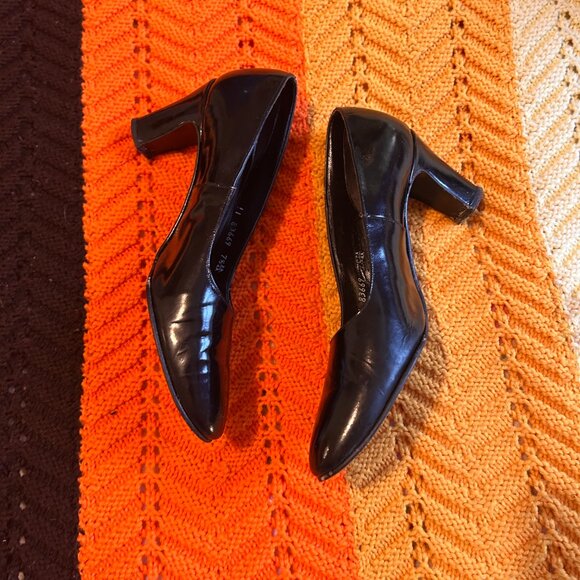 1960s Naturalizer black patent leather pumps with block heel! - Picture 4 of 12